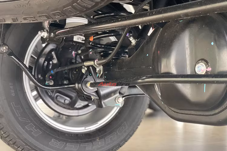 Nissan Navara 2024 vẫn giữ các tính năng tiêu chuẩn như hỗ trợ khởi hành ngang dốc và hỗ trợ xuống dốc, camera lùi, cảm biến lùi, hệ thống chống bó phanh, hỗ trợ lực phanh khẩn cấp, phân bổ lực phanh điện tử, kiểm soát lực kéo, 6 túi khí và cân bằng điện tử.