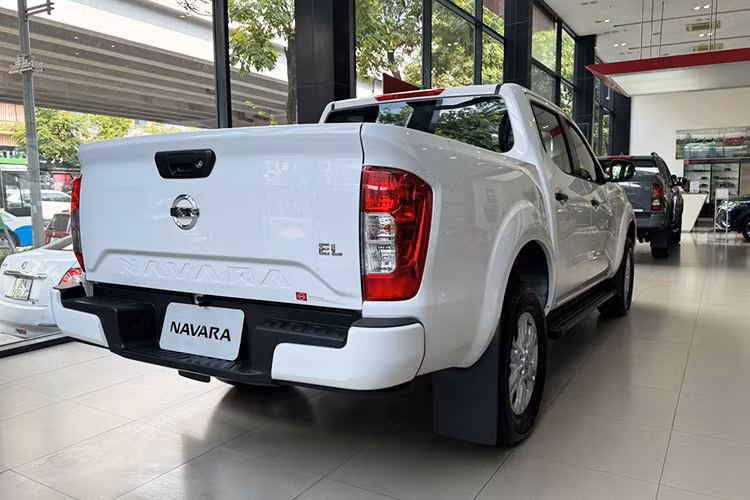 Hai phiên bản Navara VL 4WD và Navara Pro4X có camera 360 độ tích hợp tính năng offroad monitor, giúp người lái quan sát rõ địa hình xung quanh, kể cả vị trí chính xác để đặt bánh xe trước ở chế độ hai cầu chậm.