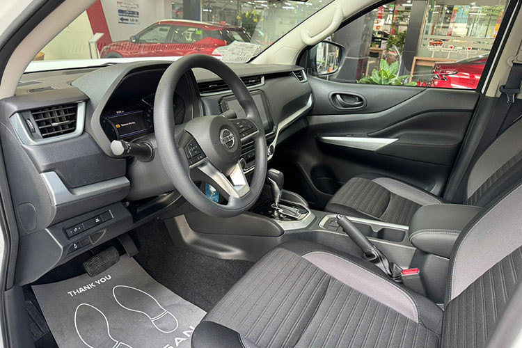 Khi mua xe bán tải Nissan Navara 2024, khách hàng sẽ sẽ có thêm 1 tùy chọn nâng cấp cho bản EL 2WD. Phiên bản tùy chọn Navara EL 2WD Nâng cấp có các trang bị như màn hình giải trí đa phương tiện 10 inch, lót thùng xe và bệ bước chân. 