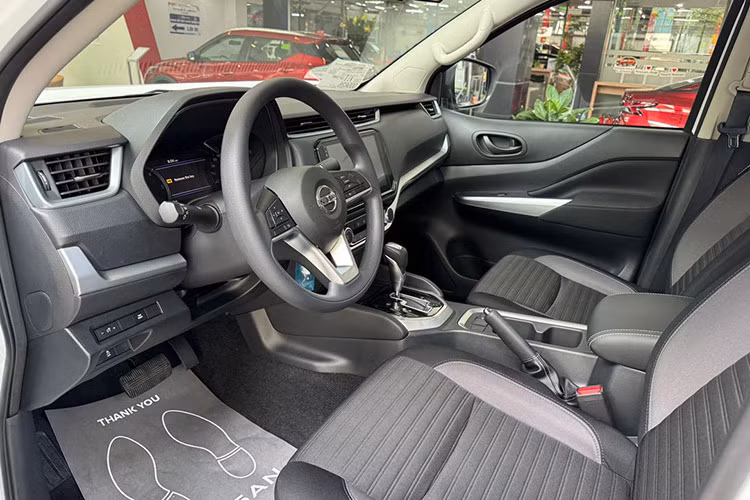 Khi mua xe bán tải Nissan Navara 2024, khách hàng sẽ sẽ có thêm 1 tùy chọn nâng cấp cho bản EL 2WD. Phiên bản tùy chọn Navara EL 2WD Nâng cấp có các trang bị như màn hình giải trí đa phương tiện 10 inch, lót thùng xe và bệ bước chân. 