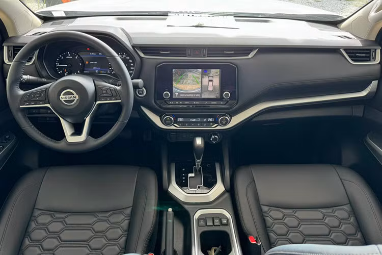 Bên trong khoang lái, Nissan Navara 2024 có thay đổi nhẹ về thiết kế. Vô-lăng 3 chấu tích hợp nhiều nút bấm, ghế bọc da, màn hình giải trí trung tâm 8inch kết nối Apple CarPlay/Android Auto (trên 2 bản cao cấp). Bản tiêu chuẩn dùng ghế nỉ và không có màn hình giải trí.