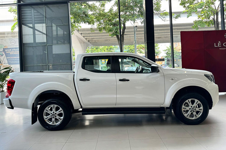 Ở phiên bản mới, xe bán tải Nissan Navara 2024 sẽ có ba phiên bản chính được mở bán là EL 2WD, VL 4WD và Pro4X tương tự như bản cũ. Mức giá xe Nissan Navara 2024 lần lượt 685 triệu, 936 triệu và 960 triệu đồng.