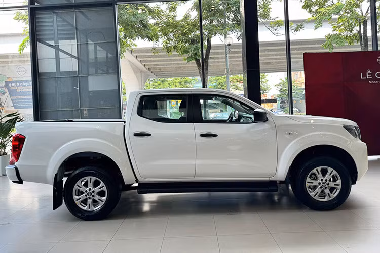 Ở phiên bản mới, xe bán tải Nissan Navara 2024 sẽ có ba phiên bản chính được mở bán là EL 2WD, VL 4WD và Pro4X tương tự như bản cũ. Mức giá xe Nissan Navara 2024 lần lượt 685 triệu, 936 triệu và 960 triệu đồng.