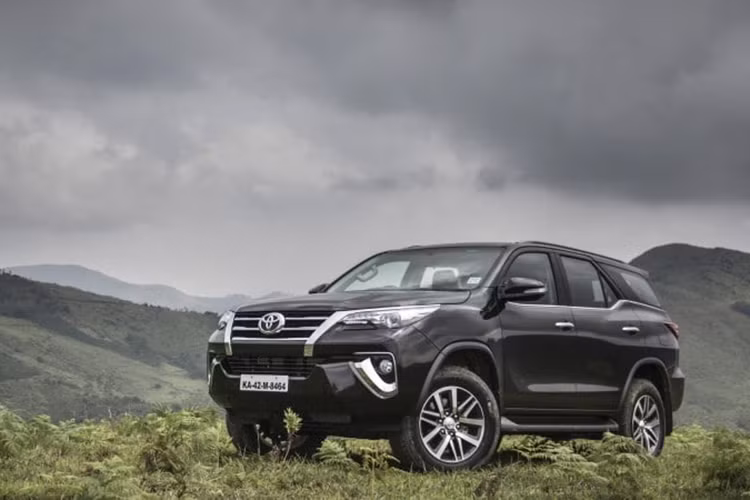 Tại thị trường Việt Nam, hiện giá xe Toyota Fortuner 2.4G 4x2 MT bán ra là 1,026 tỷ đồng thay vì 981 triệu đồng như trước đây; Fortuner 2.7V 4x2 có giá mới là 1,15 tỷ đồng thay vì 1,149 tỷ đồng như trước. Phiên bản sử dụng động cơ 2.4 và 2.8 - 2 cầu có giá từ 1,094 đến 1,354 tỷ đồng.