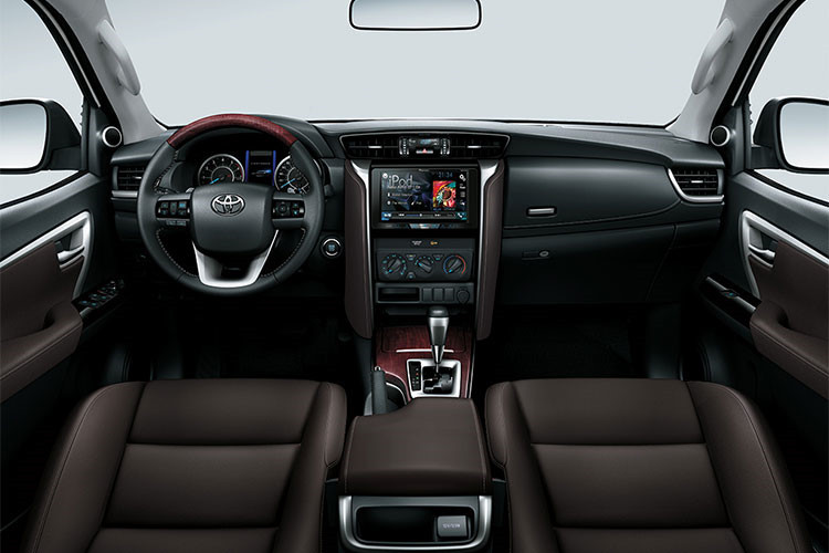 Dẫu vậy, mẫu xe này vẫn không có dấu hiệu giảm nhiệt, người dùng vẫn sẵn sàng chờ lâu để có thể nhận xe. Trong tháng cuối của năm 2018, Toyota Fortuner bán ra 1.346 xe, một kết quả ấn tượng. Thế nhưng, sang tháng 1/2019, mẫu xe này chỉ có doanh số là 1.110 chiếc dù rằng đó là thời điểm gần Tết khi nhu cầu mua sắm ôtô lên cao. Theo như chia sẻ của một tư vấn bán hàng, nguyên nhân đến từ việc nguồn cung không đủ, cộng thêm sự cạnh tranh nảy lửa trong phân khúc SUV 7 chỗ.