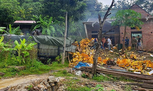 Lao vao nha dan, tai xe va phu xe tai cho bia tu vong trong cabin