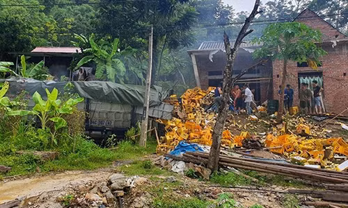 Lao vao nha dan, tai xe va phu xe tai cho bia tu vong trong cabin