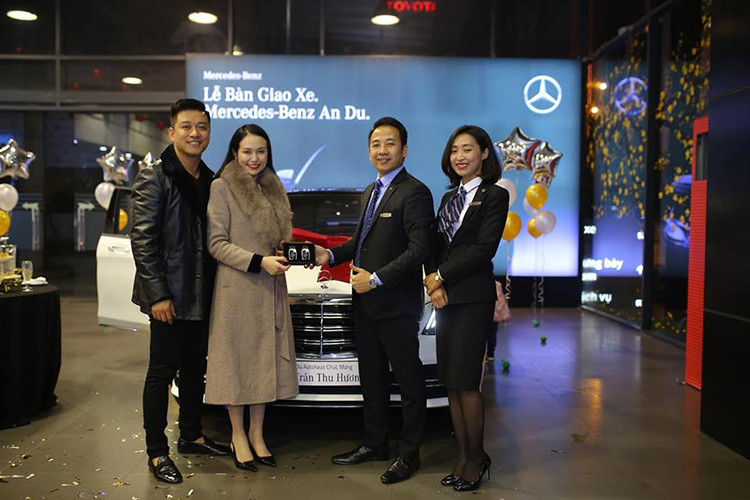 Vào cuối tuần vừa qua, vợ chồng nam ca sỹ Tuấn Hưng đã đến một đại lý Mercedes-Benz tại Hà Nội để nhận chìa khóa của chiếc xe sang S-Class mới. Chiếc xe sang Mercedes-Benz S-Class này theo thông tin từ phía nhà phân phối chính hãng thì bà xã của Tuấn Hưng là chủ sở hữu.