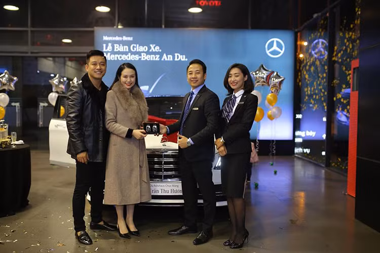 Vào cuối tuần vừa qua, vợ chồng nam ca sỹ Tuấn Hưng đã đến một đại lý Mercedes-Benz tại Hà Nội để nhận chìa khóa của chiếc xe sang S-Class mới. Chiếc xe sang Mercedes-Benz S-Class này theo thông tin từ phía nhà phân phối chính hãng thì bà xã của Tuấn Hưng là chủ sở hữu.