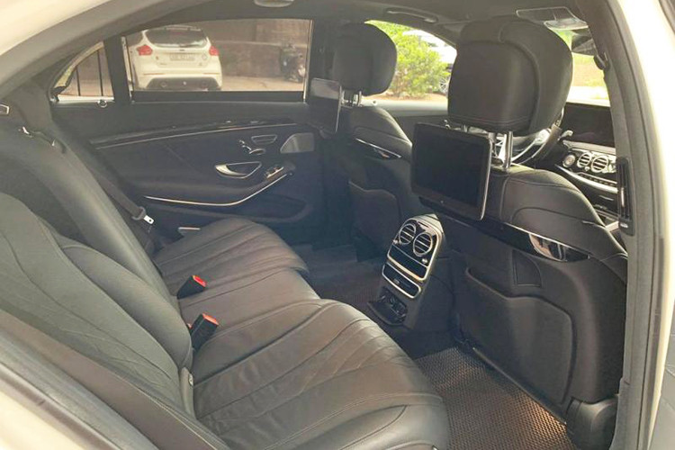 Thêm nữa là hệ thống sưởi và thông gió cho hai hàng ghế, chức năng mát-xa 6 chế độ, bao gồm 2 chế độ tạo hiệu ứng mát-xa đá nóng, ở hàng ghế sau. Ngoài ra, đầu đọc đĩa Blu-ray ở hàng ghế sau đi kèm hệ thống âm thanh vòm Burmester 26 loa, công suất 1.590 W.