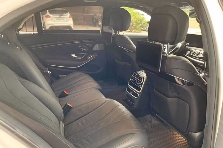 Thêm nữa là hệ thống sưởi và thông gió cho hai hàng ghế, chức năng mát-xa 6 chế độ, bao gồm 2 chế độ tạo hiệu ứng mát-xa đá nóng, ở hàng ghế sau. Ngoài ra, đầu đọc đĩa Blu-ray ở hàng ghế sau đi kèm hệ thống âm thanh vòm Burmester 26 loa, công suất 1.590 W.