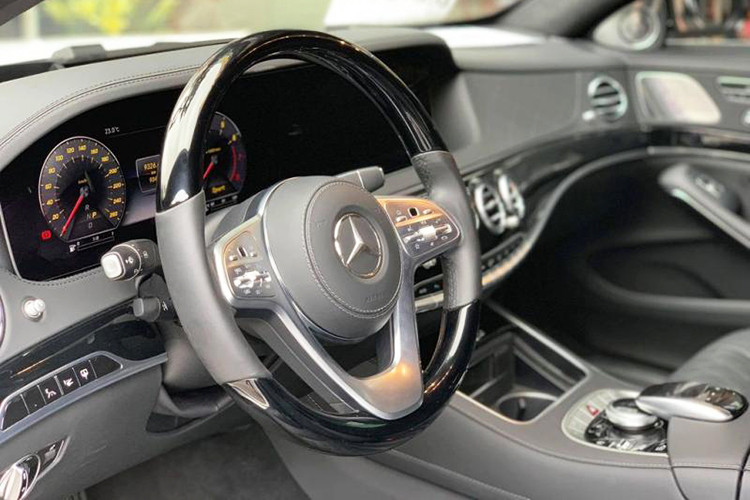 Bên trong Mercedes-Benz S450L Luxury là nội thất ốp gỗ bóng Piano lacquer màu đen. Những trang bị nội thất nổi bật của xe bao gồm đèn viền 64 màu với 10 kiểu phối khác nhau. Trước mặt người lái sẽ xuất hiện bảng đồng hồ kỹ thuật số với màn hình 12,3 inch chuẩn HD.