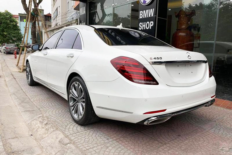 Mercedes-Benz S450L Luxury sở hữu khối động cơ xăng V6, dung tích 3.0 lít, sản sinh công suất tối đa 270 mã lực tại dải tua máy 5.500 - 6.000 vòng/phút cùng mô-men xoắn cực đại 500 Nm tại dải tua máy 1.800 - 4.500 vòng/phút, hộp số tự động 9 cấp 9G-Tronic và hệ dẫn động cầu sau. Nhờ đó, Mercedes-Benz S450L Luxury có thể tăng tốc từ 0-100 km/h trong 5,4 giây trước khi đạt vận tốc tối đa 250 km/h.