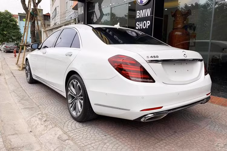 Mercedes-Benz S450L Luxury sở hữu khối động cơ xăng V6, dung tích 3.0 lít, sản sinh công suất tối đa 270 mã lực tại dải tua máy 5.500 - 6.000 vòng/phút cùng mô-men xoắn cực đại 500 Nm tại dải tua máy 1.800 - 4.500 vòng/phút, hộp số tự động 9 cấp 9G-Tronic và hệ dẫn động cầu sau. Nhờ đó, Mercedes-Benz S450L Luxury có thể tăng tốc từ 0-100 km/h trong 5,4 giây trước khi đạt vận tốc tối đa 250 km/h.
