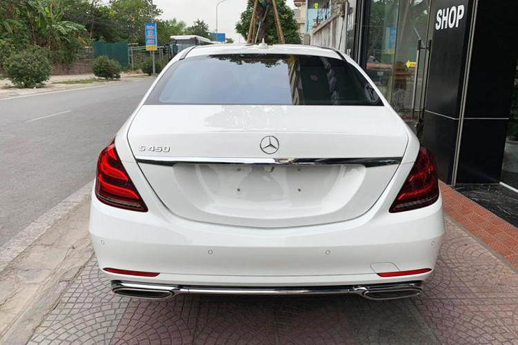 Mercedes-Benz S450L Luxury mới có thiết kế trục cơ sở dài, xe có kích thước (DxRxC) lần lượt: 5.255 x 1.899 x 1.494 mm, trong khi kích thước của phiên bản S 400L (DxRxC): 5.246 x 1.899 x 1.494mm. Chiều dài cơ sở là 3.165 mm như phiên bản cũ. Ngoài ra, xe còn dùng vành hợp kim 19 inch 5 chấu và có hệ thống Magic Vision Control.