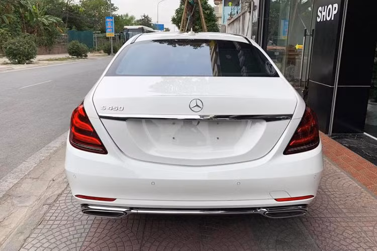 Mercedes-Benz S450L Luxury mới có thiết kế trục cơ sở dài, xe có kích thước (DxRxC) lần lượt: 5.255 x 1.899 x 1.494 mm, trong khi kích thước của phiên bản S 400L (DxRxC): 5.246 x 1.899 x 1.494mm. Chiều dài cơ sở là 3.165 mm như phiên bản cũ. Ngoài ra, xe còn dùng vành hợp kim 19 inch 5 chấu và có hệ thống Magic Vision Control.