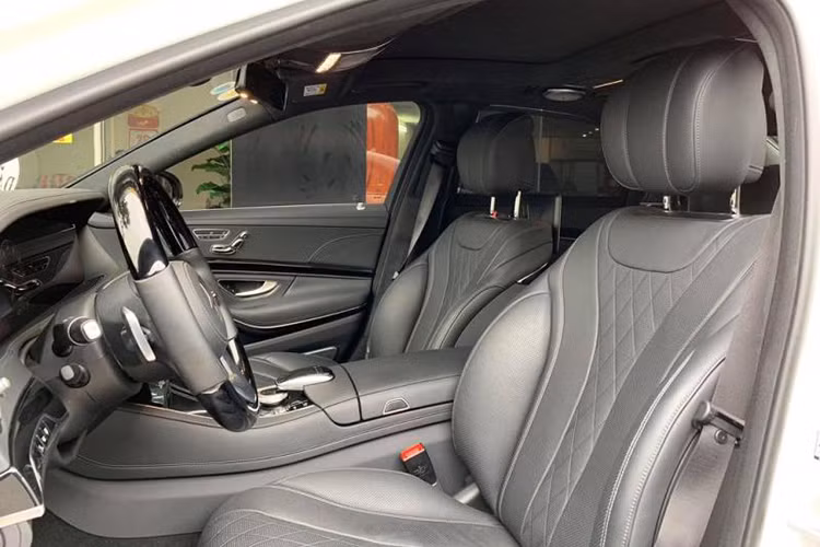 Về hệ thống ghế, Mercedes-Benz S450L Luxury được trang bị ghế lái/ghế hành khách phía trước chỉnh điện, ghế trước nhớ 3 vị trí cũng như ghế sau chỉnh điện đi kèm tựa tay trung tâm ốp gỗ, có ngăn để đồ và khay để cốc. Chưa hết, ghế hành khách phía trước còn có thể tiến sát lên phía trước, tựa đầu gập/tháo rời và tích hợp đỡ chân chỉnh điện sau lưng.