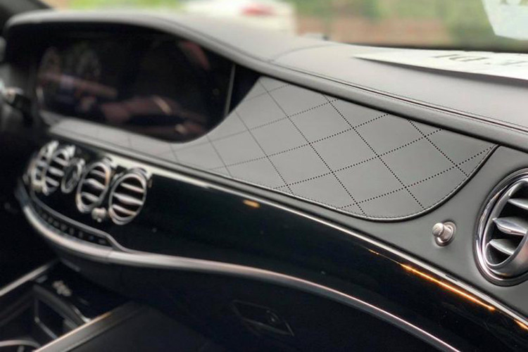 Ngoài ra, Mercedes-Benz S450L Luxury còn có hệ thống Comand Online với màn hình màu 12,3 inch chuẩn HD, bộ thu sóng phát thanh, đầu đọc thẻ SD, kết nối Bluetooth, trình duyệt Internet và ra lệnh bằng giọng nói. Màn hình thông tin giải trí của Mercedes-Benz S450L Luxury tương thích với Apple CarPlay và Android Auto. Thêm vào đó là hệ thống dẫn đường và định vị vệ tinh toàn cầu, tích hợp bản đồ Việt Nam.