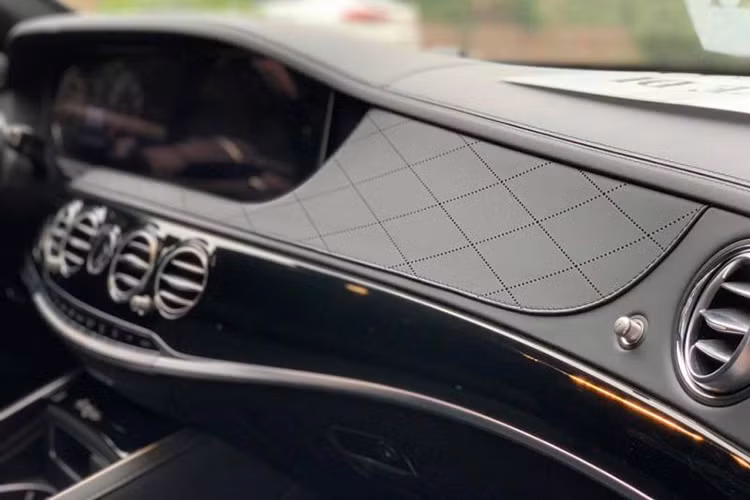 Ngoài ra, Mercedes-Benz S450L Luxury còn có hệ thống Comand Online với màn hình màu 12,3 inch chuẩn HD, bộ thu sóng phát thanh, đầu đọc thẻ SD, kết nối Bluetooth, trình duyệt Internet và ra lệnh bằng giọng nói. Màn hình thông tin giải trí của Mercedes-Benz S450L Luxury tương thích với Apple CarPlay và Android Auto. Thêm vào đó là hệ thống dẫn đường và định vị vệ tinh toàn cầu, tích hợp bản đồ Việt Nam.