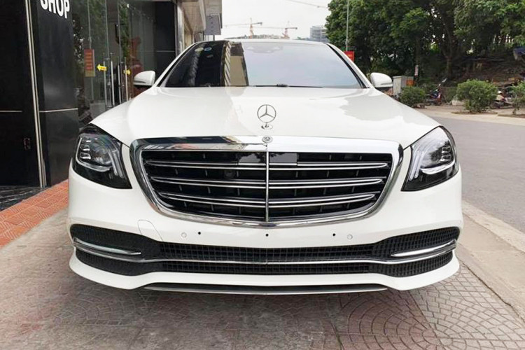 Mercedes-Benz S450L Luxury được trang bị lưới tản nhiệt 3 nan kép mạ crôm, cản trước với hốc hút gió thể thao cỡ lớn, 2 chụp ống xả mạ crôm tích hợp vào cản sau, cửa sổ trời toàn cảnh Paronama, ốp bệ cửa với logo "Mercedes-Benz" phát sáng, gương chiếu hậu chống chói tự động/chỉnh điện/gập điện/nhớ 3 vị trí cũng như kính xe cách âm, cách nhiệt, phản xạ tia hồng ngoại. 