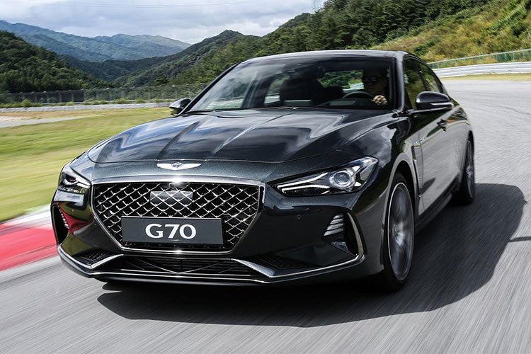 Về tính năng an toàn, Genesis G70 2019 mới được trang bị nhiều hệ thống trợ lái như tránh va chạm trước với tính năng phát hiện người đi bộ, cảnh báo điểm mù kết hợp với cảnh báo người và phương tiện băng qua phía sau, điều khiển hành trình thông minh với chức năng Stop and Go. Xe sử dụng đèn pha hiệu suất cao, hệ thống theo dõi áp suất lốp, camera lùi và trợ giúp đỗ xe.