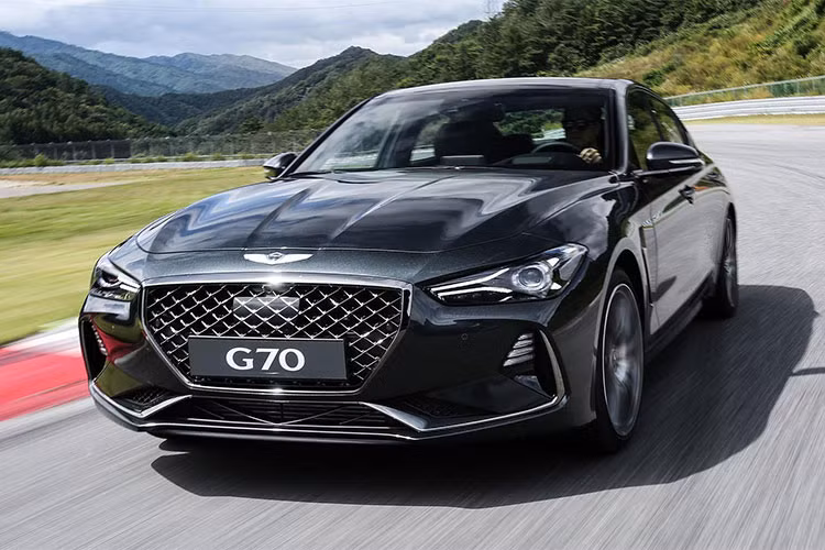 Về tính năng an toàn, Genesis G70 2019 mới được trang bị nhiều hệ thống trợ lái như tránh va chạm trước với tính năng phát hiện người đi bộ, cảnh báo điểm mù kết hợp với cảnh báo người và phương tiện băng qua phía sau, điều khiển hành trình thông minh với chức năng Stop and Go. Xe sử dụng đèn pha hiệu suất cao, hệ thống theo dõi áp suất lốp, camera lùi và trợ giúp đỗ xe.