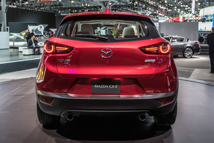 Phiên bản CX-3 Touring cao cấp hơn có giá bán khởi điểm từ 22.475 USD (tương đương 511 triệu đồng). Phiên bản này được trang bị đèn pha LED, các gương chiếu hậu tự sấy, bộ vành 18 inch, cần gạt nước cảm biến.