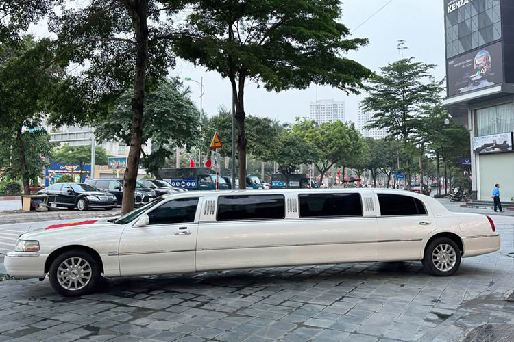 Việc điều khiển một chiếc xe như Lincoln Limousine 2026 dài cồng kềnh trong không gian đô thị chật hẹp bị xem là “bất tiện” khiến loại xe từng được săn đón này giờ chỉ còn xuất hiện nhỏ giọt trên thị trường với mức giá dễ tiếp cận hơn rất nhiều so với thời điểm ra mắt.