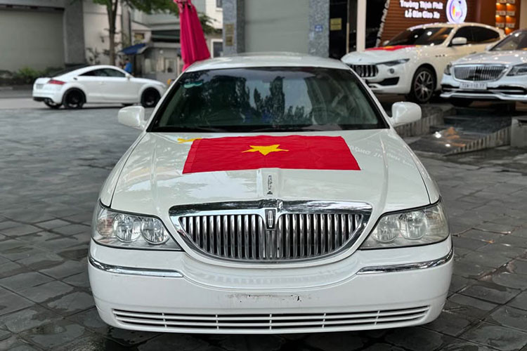 Hiện chiếc giá xe Lincoln Town Car Limousine đang được rao bán với mức 1,25 tỷ đồng, tương đương một chiếc Toyota Camry 2.0Q đời 2024. Tuy nhiên, thay vì là mẫu sedan phổ thông dành cho gia đình, đây là một cỗ xe mang đậm tính biểu tượng, thích hợp với những ai yêu thích dòng xe hoài cổ, hoặc sưu tầm.