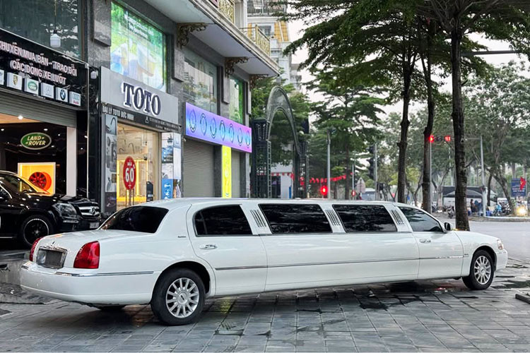 Chiếc xe đang được rao bán tại một đại lý ôtô cũ ở Hà Nội, dù không công bố số km đã đi, vẫn giữ được tình trạng khá nguyên bản. Ngoại thất sơn trắng truyền thống kết hợp cùng thiết kế đặc trưng của dòng Town Car, từ cụm đèn pha lớn đến lưới tản nhiệt mạ chrome tạo nên một tổng thể sang trọng mang hơi hướng cổ điển Mỹ.