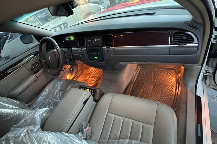 Các chi tiết ội thất được bọc da vẫn được showroom bán xe bảo quản kỹ lưỡng, không có dấu hiệu thay đổi cấu trúc hoặc can thiệp độ chế.