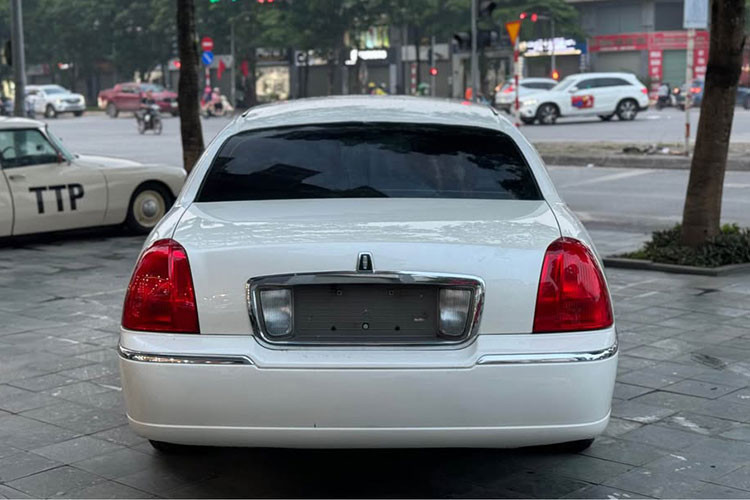 Dù không phổ biến trong các dòng xe nhập khẩu chính hãng tại Việt Nam, những chiếc limousine kiểu Mỹ như Lincoln Town Car vẫn có chỗ đứng riêng trong các mục đích sử dụng đặc biệt: đưa đón sự kiện, cưới hỏi hoặc dành cho các nhà sưu tầm thích sự khác biệt. 