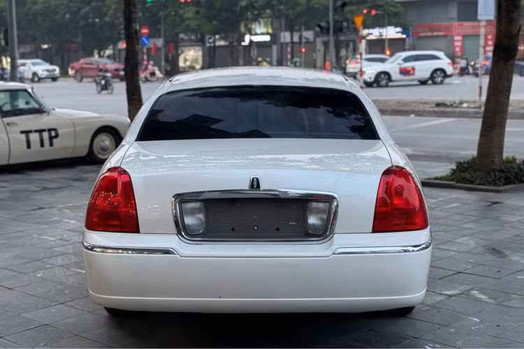 Dù không phổ biến trong các dòng xe nhập khẩu chính hãng tại Việt Nam, những chiếc limousine kiểu Mỹ như Lincoln Town Car vẫn có chỗ đứng riêng trong các mục đích sử dụng đặc biệt: đưa đón sự kiện, cưới hỏi hoặc dành cho các nhà sưu tầm thích sự khác biệt. 