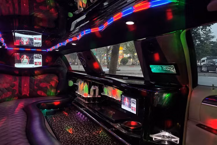 Lincoln Town Car Limousine 2006 được trang bị động cơ V8 dung tích 4.6L, cho công suất khoảng 239 mã lực và mô-men xoắn cực đại 390 Nm. Xe sử dụng hộp số tự động 4 cấp, dẫn động cầu sau và hệ thống treo khí nén phía sau – yếu tố giúp tăng sự êm ái khi chở khách hoặc di chuyển đường dài.