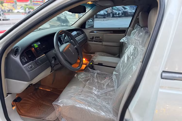 Điểm nhấn của xe nằm ở khoang nội thất phía sau – không gian được thiết kế hoàn toàn khác biệt với bản sedan gốc. Ghế sofa bọc da, đèn LED trần, quầy bar mini, kệ ly, ba màn hình giải trí cùng loạt tiện ích phục vụ cho các buổi tiệc nhỏ hay nhóm khách là những trang bị tiêu biểu.