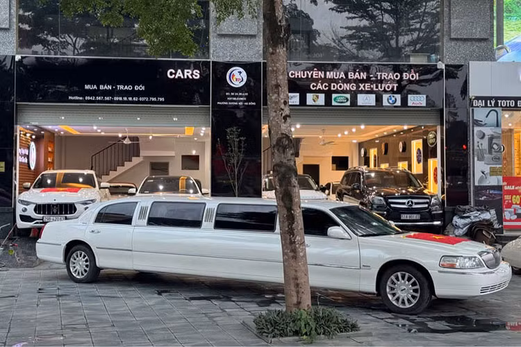 Những chiếc limousine kiểu Mỹ này từng là biểu tượng của sự xa hoa và đẳng cấp, đặc biệt được ưa chuộng trong những năm 2010 bởi tầng lớp thượng lưu tại Việt Nam. Tuy nhiên, theo thời gian và đặc thù giao thông ngày càng đông đúc tại các đô thị lớn, những mẫu xe dài gần 9 mét như Lincoln Town Car Limousine siêu sang dần rơi vào quên lãng. 