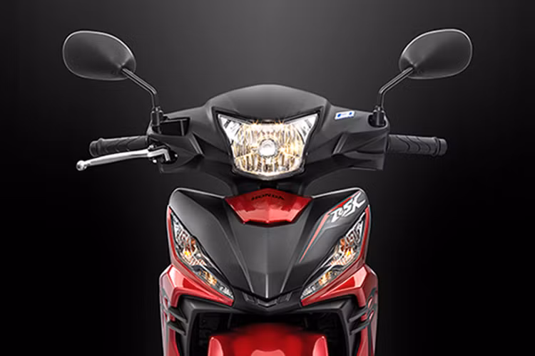 Thiết kế mặt sau được vuốt cao đi kèm cụm đèn hậu nhấn mạnh vẽ thể thao và cá tính của Wave RSX FI phiên bản mới. Tem xe Wave RSX FI phiên bản mới cũng được thay đổi nhờ tạo hình ấn tượng, mạnh mẽ, các họa tiết mới chính là các đường chéo ở thân xe, mang đến vẻ sắc sảo, tạo hiệu ứng thị giác cao.