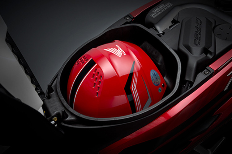 Yên xe thiết kế vừa đủ dùng cho hai người khá thởi mái, cốp xe với dung tích chứa đồ lớn và rộng rãi vừa đủ một mũ bảo hiểm và các vật dụng nhỏ.