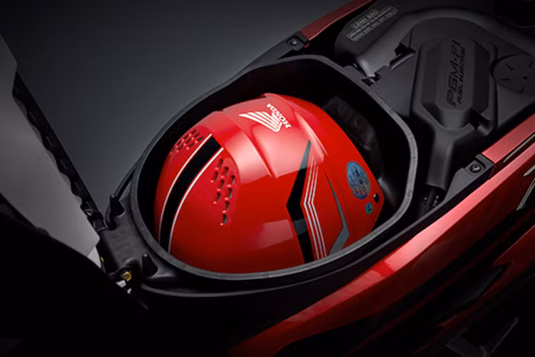 Yên xe thiết kế vừa đủ dùng cho hai người khá thởi mái, cốp xe với dung tích chứa đồ lớn và rộng rãi vừa đủ một mũ bảo hiểm và các vật dụng nhỏ.