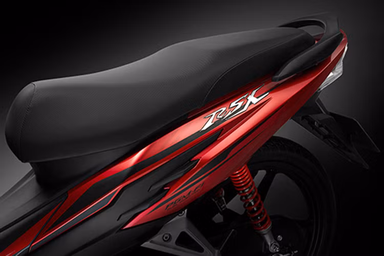 Phiên bản vành đúc của RSX FI có logo được tạo hình 3D, thể hiện sự hiện đại, tạo dấu ấn thể thao và trẻ trung. Ngoài ra, xe vẫn tiếp tục duy trì phong cách thể thao đặc trưng nhưng có bổ sung những giá trị mới.