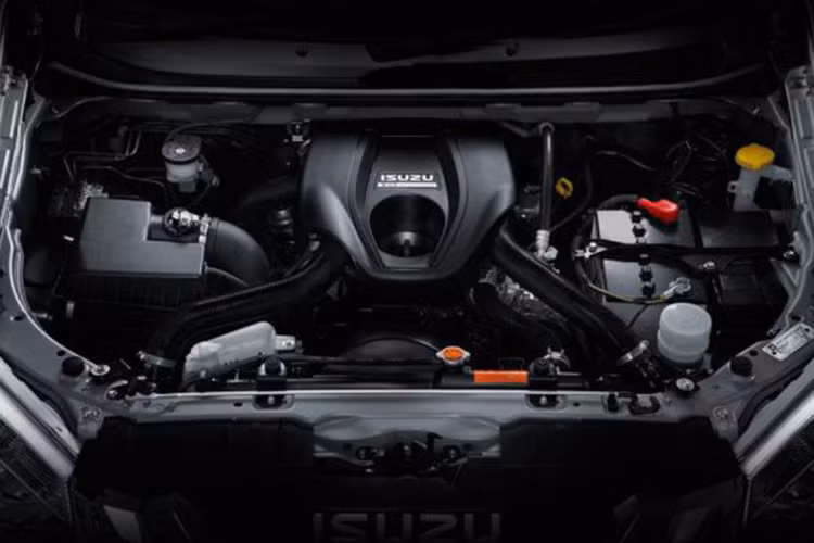 Thứ hai là động cơ diesel 4 xy-lanh, dung tích 3.0 lít với công suất tối đa 177 mã lực tại vòng tua máy 3.600 vòng/phút và mô-men xoắn cực đại 380 Nm tại dải vòng tua 1.800 - 2.800 vòng/phút. Động cơ kết hợp với hộp số sàn 6 cấp hoặc tự động Rev Tronic 6 cấp. Trong khi đó, hệ dẫn động 4 bánh chỉ đi cùng với máy dầu 3.0 lít.