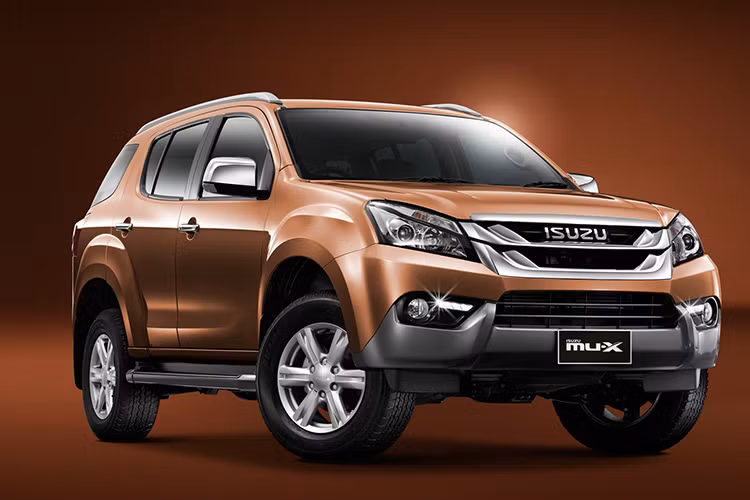 Hiện Isuzu MU-X phiên bản cũ đang được phân phối chính hãng tại thị trường Việt Nam với bán dao động từ 899 - 960 triệu đồng. Xe có 2 tùy chọn động cơ. Trong đó, 1 động cơ là máy dầu 3.0 lít tương tự như trên. Thứ hai là động cơ diesel 4 xy-lanh, dung tích 2,5 lít, sản sinh công suất tối đa 136 mã lực và mô-men xoắn cực đại 320 Nm.