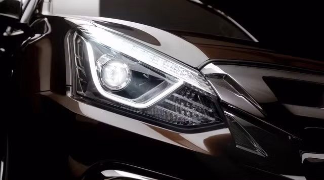 Qua đoạn video do hãng Isuzu cung cấp, có thể thấy đối thủ của Toyota Fortuner và Mitsubishi Pajero Sport được trang bị lưới tản nhiệt cũng như đèn pha dạng projector tái thiết kế. Ngoài ra, cụm đèn pha của Isuzu MU-X 2017 còn được tích hợp dải đèn LED định vị ban ngày.