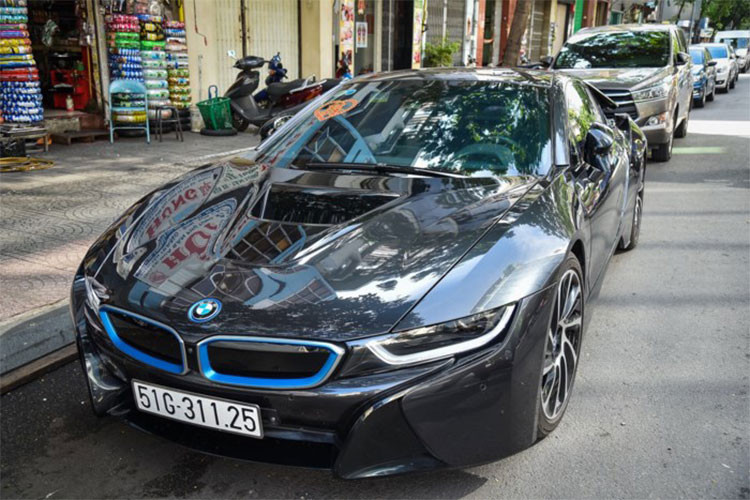 Sau thời điểm ra mắt thị trường toàn cầu, BMW i8 liên tục được nhập về Việt Nam, đến thời điểm hiện tại thì mẫu xe này phải có tới hàng chục chiếc trải dài từ Bắc vào Nam. Điểm ấn tượng của xe là sử dụng kiểu cửa mở lật độc đáo, tương tự một số siêu xe hàng đầu Thế giới.