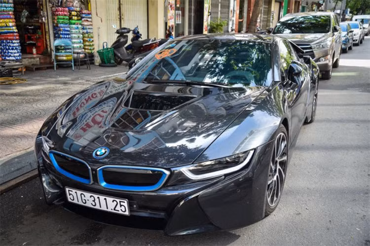 Sau thời điểm ra mắt thị trường toàn cầu, BMW i8 liên tục được nhập về Việt Nam, đến thời điểm hiện tại thì mẫu xe này phải có tới hàng chục chiếc trải dài từ Bắc vào Nam. Điểm ấn tượng của xe là sử dụng kiểu cửa mở lật độc đáo, tương tự một số siêu xe hàng đầu Thế giới.