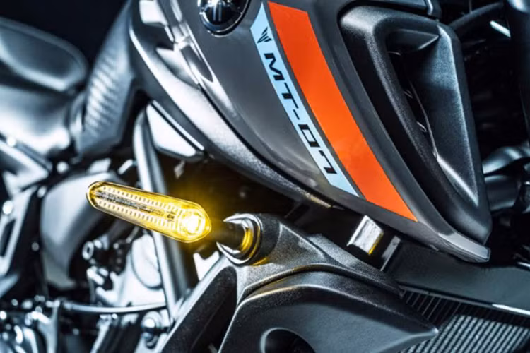 Tiếp đến là bình xăng lớn, Yamaha MT-07 mới sẽ được nâng cấp sức chứa từ 13 lên 14 lít xăng với cánh gió ốp bình xăng thiết kế mới. chiều cao yên 805 mm và trọng lượng 184 kg, nặng hơn 5 kg so với thế hệ cũ.