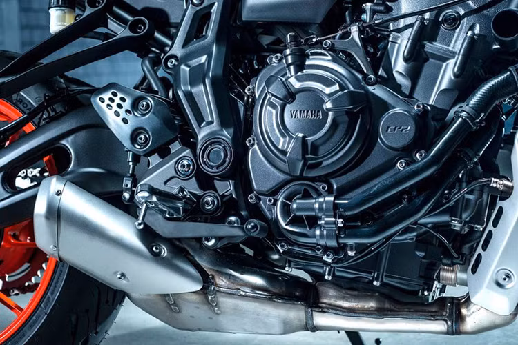 Cùng với đó là ghi đông rộng hơn cho dáng lái, dáng ngồi thoải mái và dễ đánh lái hơn trước. Đặc biệt, cặp lốp zin nguyên bản của Yamaha MT-07 2021 đã được trang bị Michellin Road 5.