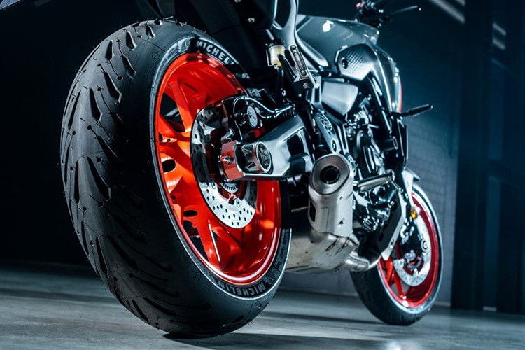 Khối động cơ CP2 được Yamaha giữ nguyên dạng 4 thì, DOHC, dung tích 689 cc, làm mát bằng dung dịch, sản sinh công suất 74 mã lực tại tua máy 9.000 vòng/phút ở góc nghiêng 270 độ, đáp ứng tiêu chuẩn khí thải Euro 5 mới và cho lực xoắn cực đại vẫn đạt 67.7Nm tại 6.500 vòng tua/phút.