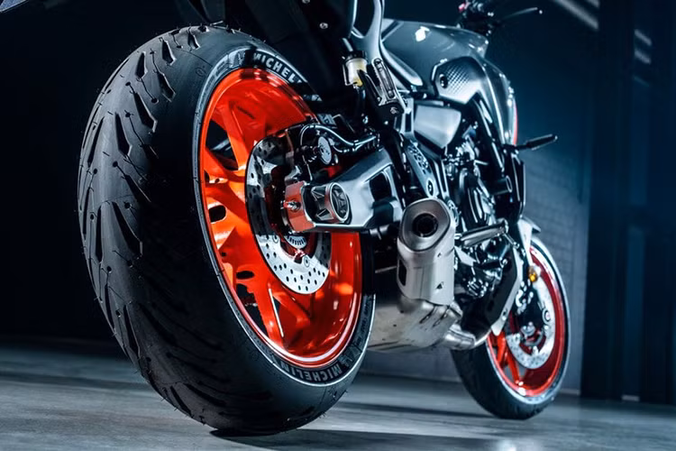 Khối động cơ CP2 được Yamaha giữ nguyên dạng 4 thì, DOHC, dung tích 689 cc, làm mát bằng dung dịch, sản sinh công suất 74 mã lực tại tua máy 9.000 vòng/phút ở góc nghiêng 270 độ, đáp ứng tiêu chuẩn khí thải Euro 5 mới và cho lực xoắn cực đại vẫn đạt 67.7Nm tại 6.500 vòng tua/phút.