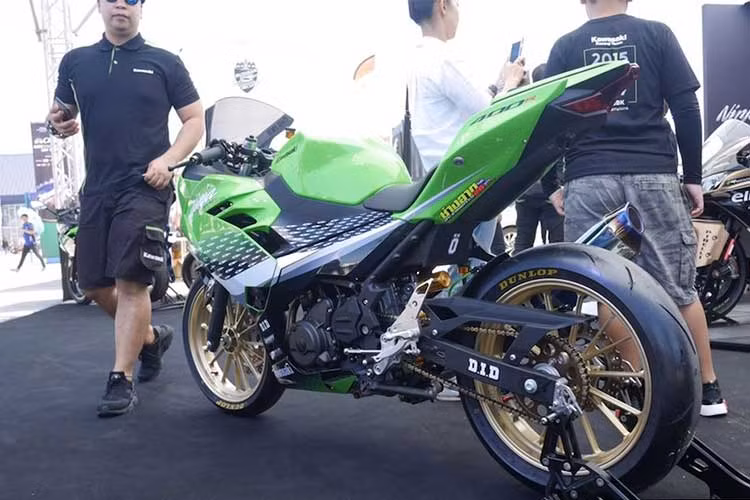 Khối động cơ xi-lanh đôi 399cc với đạt công suất 44,8 mã lực và mô-men xoắn cực đại 37 Nm của Kawasaki Ninja 400 không có gì thay đổi bên trong kết cấu. Tuy nhiên, hệ thống xả của xe đã được nâng cấp lên full system với lon pô Beet Racing. Bánh sau cũng sử dụng mâm Galespeed Type S nhưng có bản rộng 3.75 inch, đi kèm lốp 150/60/17.